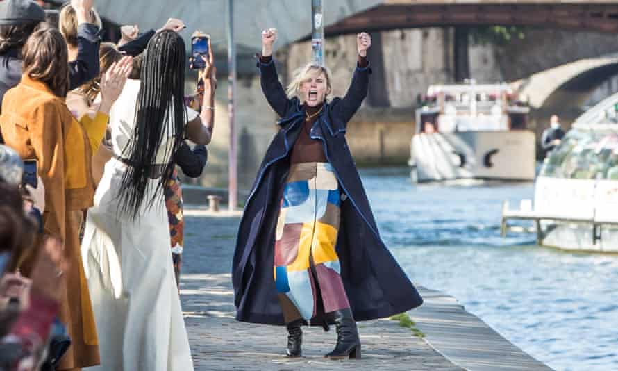 Gabriela Hearst appears on the runway for her 2022 SS collection for Chloé, wearing a long, block-colour skirt.