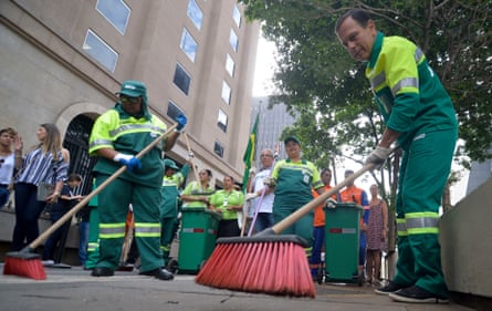João Dória sweeps the streets to promote his city clean-up campaign.