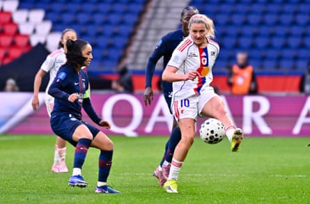 Lindsey Heaps on the ball for OL Lyonnes