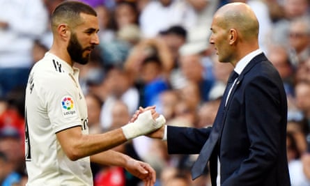 Karim Benzema serre la main de l'entraîneur-chef du Real Madrid, Zinedine Zidane, alors qu'il quitte le terrain lors d'un match contre le Celta Vigo en 2019.