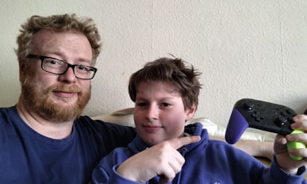 Scott Bennett e seu filho.