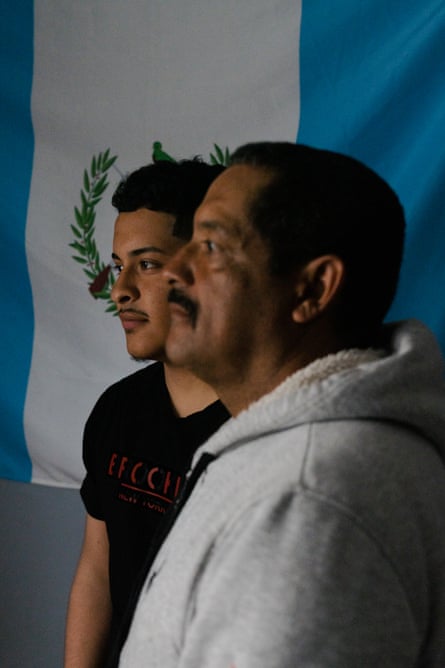 Nery Ortega, 19, di samping ayahnya Ernesto Ortega, 47, di rumah mereka di Rhode Island.  Ayah dan anak itu berjalan kaki dari Guatemala untuk melarikan diri dari kekerasan geng yang merajalela yang menyelimuti desa mereka di Santa Ana.