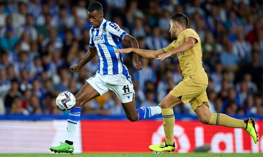 Alexander Isak (til venstre) scoret Real Sociedads eneste mål i et 4-1-tap mot Barcelona søndag.