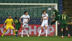 Ireland’s Shane Duffy (second right) heads home the equalizer.