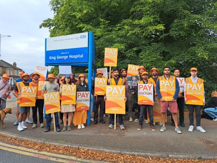 Resident doctors clasp signs calling for salary restoration extracurricular King George hospital.