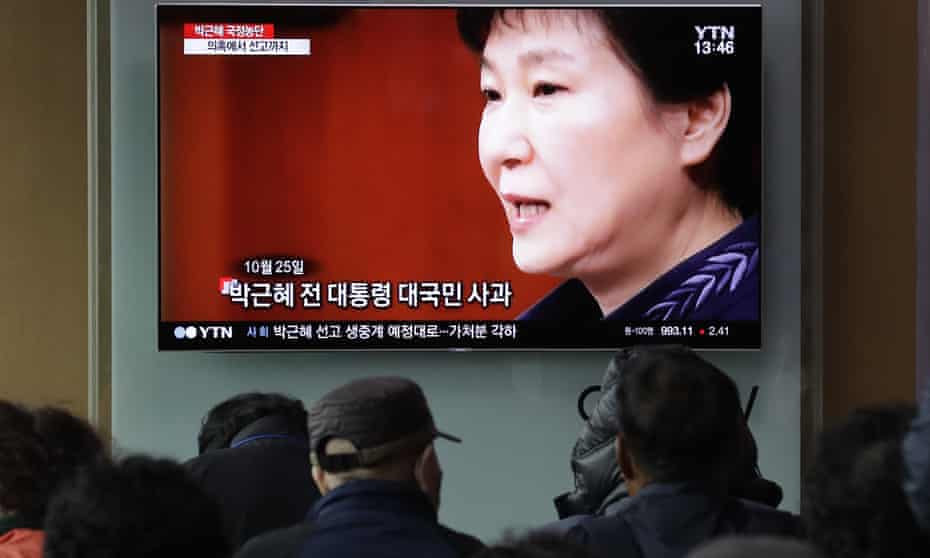 Koreans watch TV coverage of Park Geun-hye’s sentence in Seoul