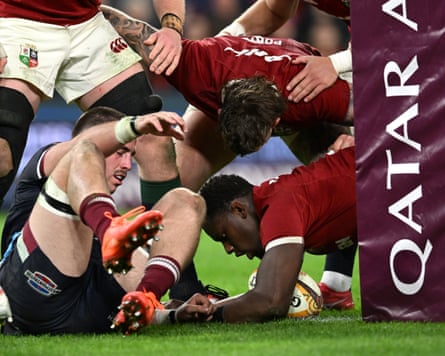 Maro Itoje grounds the ball