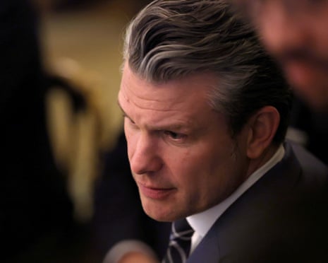 Famiglie in lutto a un funerale militare