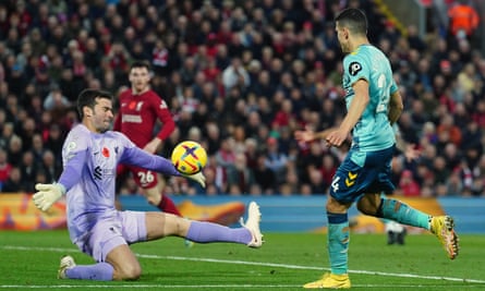 Alisson sauve Mohamed Elyounoussi.