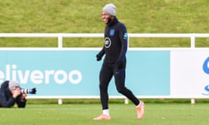 Raheem Sterling en entrenamiento con Inglaterra el martes