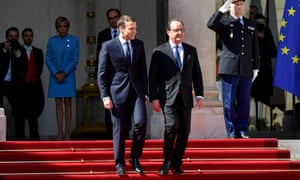 Macron,左,和Hollande在巴黎的Élysée宫。