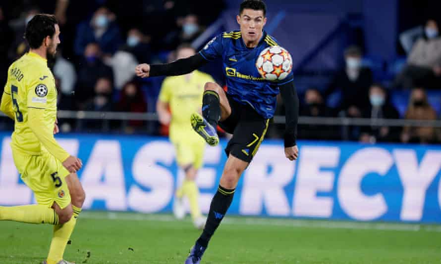 Cristiano Ronaldo’s lob puts Manchester United in front late on at Villarreal.
