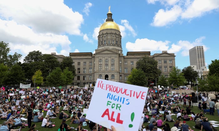 متظاهرون من أجل حقوق الإجهاض يشاركون في مظاهرات على مستوى البلاد ، في أتلانتا ، جورجيا. 