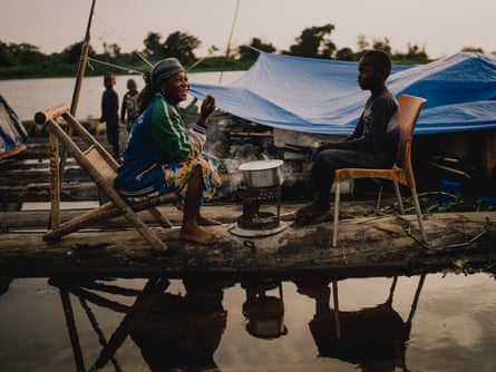 Cidades flutuantes de troncos: poderão os “pulmões de África” sobreviver à sua exploração?