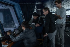 Marc de Vos at screen surrounded by colleagues Marc de Vos at screen surrounded by colleagues