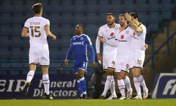 Will Grigg, le MK Dons No 9, célèbre après avoir terminé un mouvement de 56 passes.