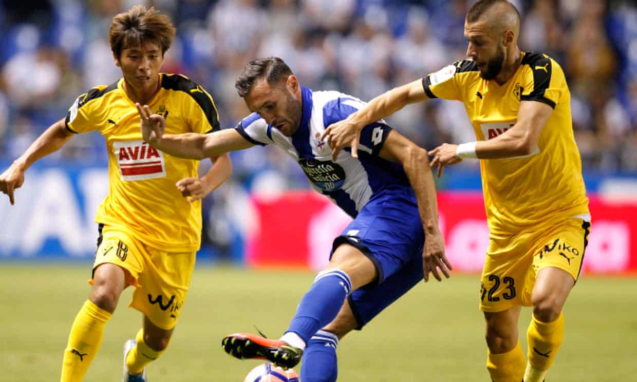 Lucas Pérez, centre, in action for Deportivo la Coruña against Eibar in La Liga last week