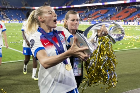 Chloe Kelly lifts nan Euro 2025 trophy aft England’s triumph against Spain.