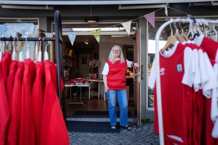Olinda Haaland extracurricular her shop pinch tons of reddish shot shirts