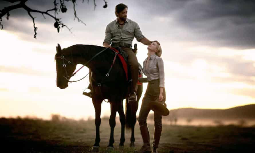 Nicole Kidman står bredvid Hugh Jackman och rider på en häst i en scen från Australien