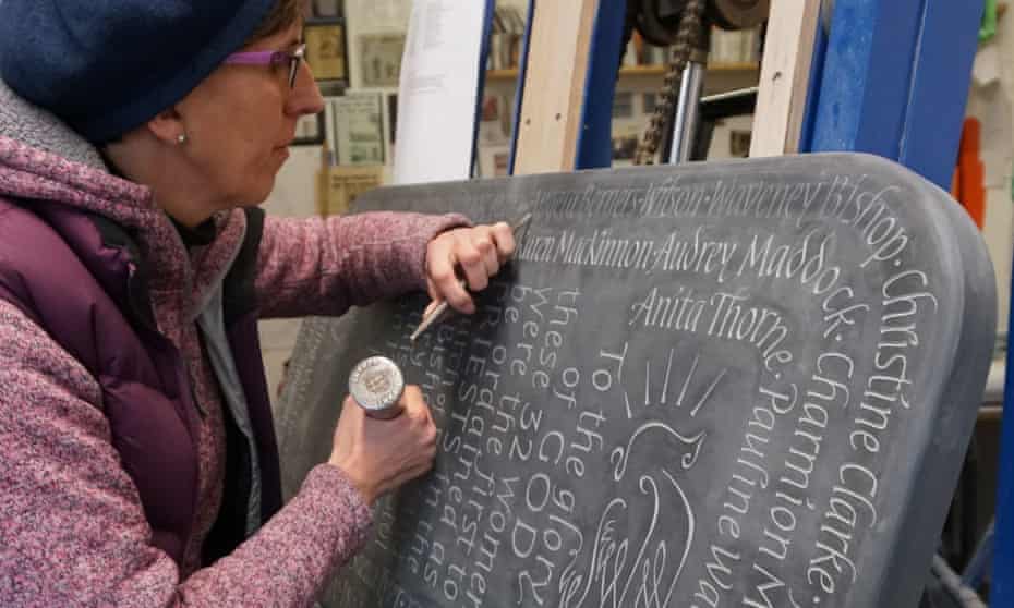Robyn Golden-Hann tallando una nueva placa para la Catedral de Bristol para celebrar la ordenación de las primeras mujeres sacerdotes en la Iglesia de Inglaterra.