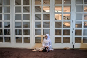 A bride sits on the floor on her own
