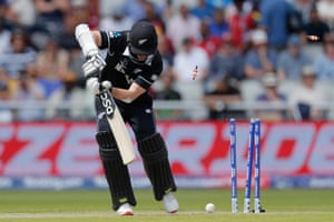 Colin Munro aus Neuseeland wird von Sheldon Cottrell aus Westindien gebowlt.