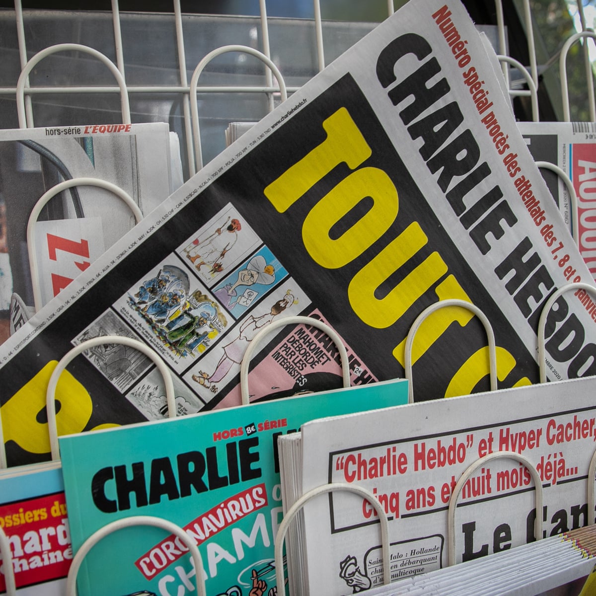 French Journalists Unite To Back Charlie Hebdo After Death Threats World News The Guardian