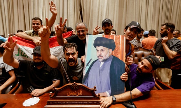 Los partidarios sostienen una foto del clérigo chiíta iraquí Moqtada al-Sadr dentro del edificio del parlamento en Bagdad.