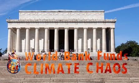 İklim aktivistleri Washington'daki Lincoln Anıtı'nı protesto etti.