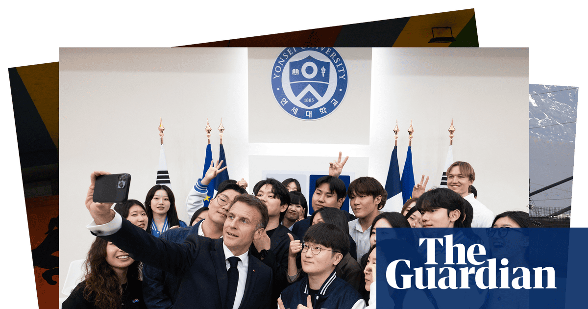 Cricket, selfies and Good Friday ceremonies: photos of the day – Friday