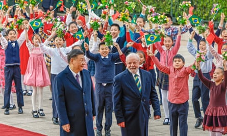 El presidente brasileño, Luiz Inácio Lula da Silva, y el presidente chino, Xi Jinping, en una ceremonia de bienvenida en Beijing, China.