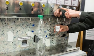 A customer uses a packaging-free vending machines .