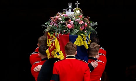 TOPSHOT-BRITAIN-ROYALS-QUEEN-DEATH<br>TOPSHOT - The Bearer Party take the coffin of Queen Elizabeth II, from the State Hearse, into St George's Chapel inside Windsor Castle on September 19, 2022, for the Committal Service for Britain's Queen Elizabeth II. - Monday's committal service is expected to be attended by at least 800 people, most of whom will not have been at the earlier State Funeral at Westminster Abbey. (Photo by Jeff J Mitchell / POOL / AFP) (Photo by JEFF J MITCHELL/POOL/AFP via Getty Images)