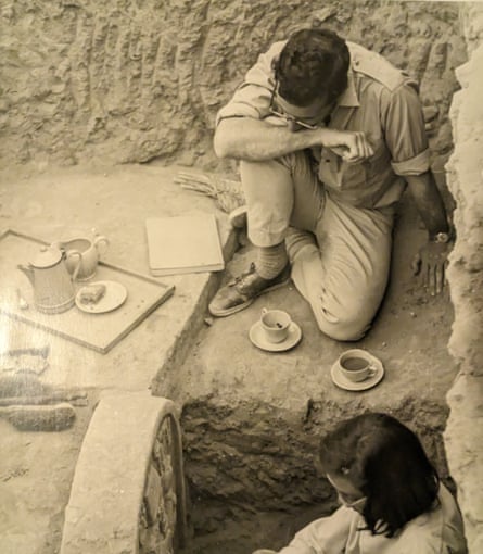 David Hawkins at Tell al-Rimah trench in Syria with colleague Stephanie Dalley, 1967