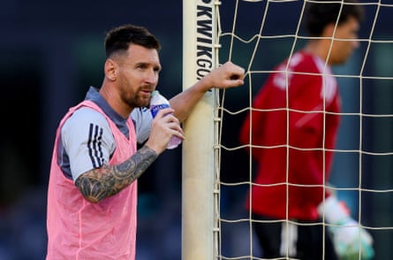 Lionel Messi uống nước từ chai