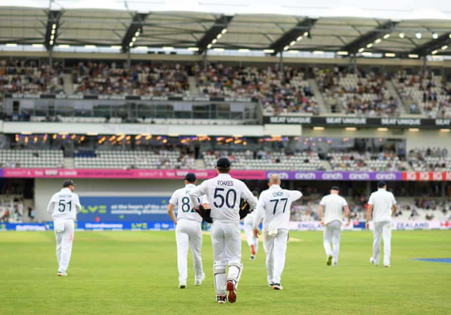 Ben Foakes and England head out to the field after a rain delay.