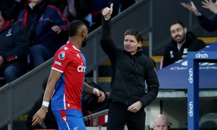 Oliver Glasner gives thumbs-up from the touchline.