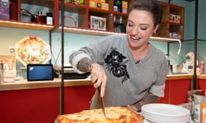 Jack Monroe avec le gâteau dans la cuisine.