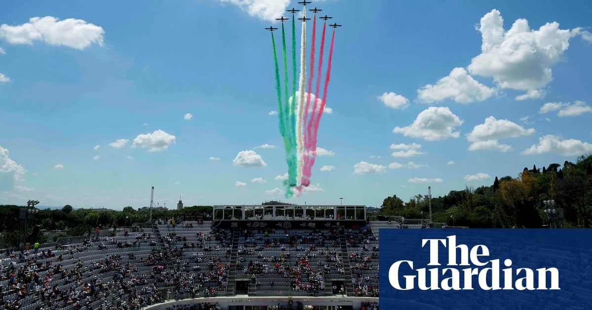 Alex de Minaur progresses despite distraction of aerial display at Italian Open