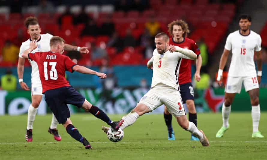 Luke Shaw (à droite) de l'Angleterre s'attaque à Petr Sevcik de la République tchèque pendant le match que l'Angleterre a gagné 1-0.