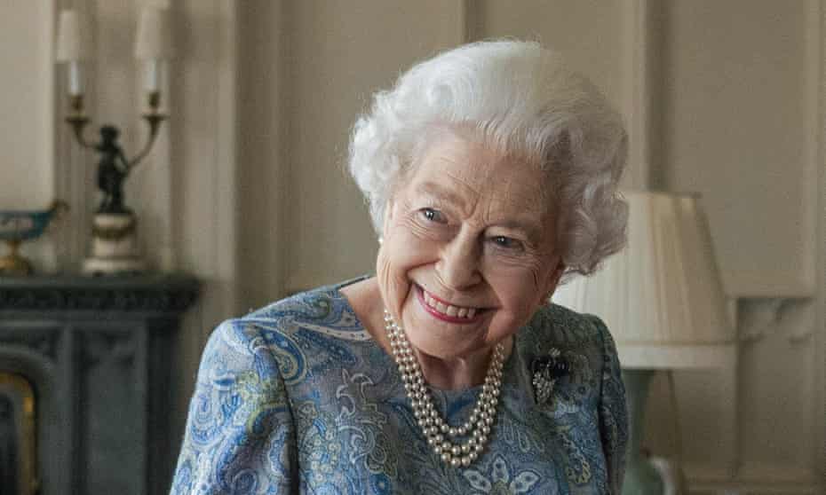 Queen Elizabeth II smiles while thinking about how many points you are going to get on one’s quiz.