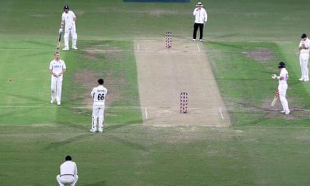Tom Blundell’s 138 leads New Zealand fightback but England forge ahead | England in New Zealand 2023 1 Scott Kuggeleijn and Tom Blundell look on after both failed to catch a chance offered by Stuart Broad