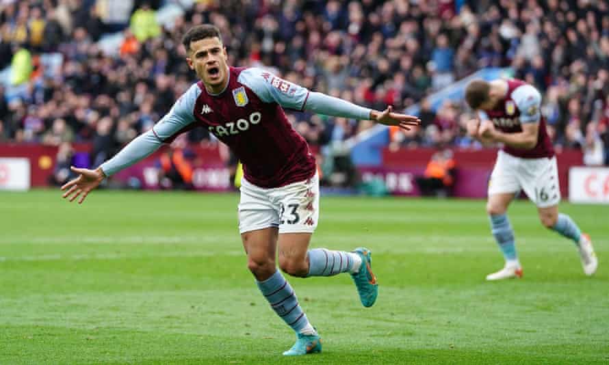 فيليب كوتينيو يحتفل بهدف أستون فيلا الثالث.