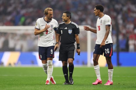 Harry Kane has a chat with the referee Alireza Faghan after Jarell Quansah is sent off against Mexico.