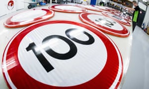 Nhà máy làm biển báo giới hạn 100 tốc độ