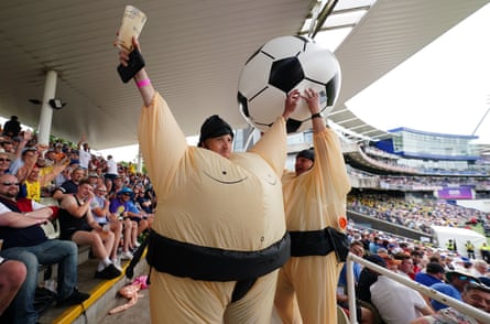 Para penggemar berdandan seperti pegulat sumo di Edgbaston.