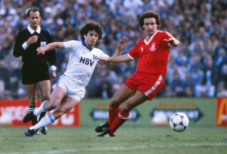 Martin O’Neill tries to halt Kevin Keegan (left) during Nottingham Forest’s win over Hamburg in the 1980 European Cup final.