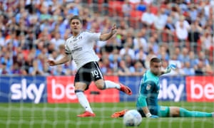 Tom Cairney slots the ball home nicely to give Fulham the lead.