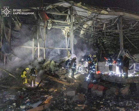 Pessoal dos serviços de emergência trabalha para extinguir um incêndio após um ataque russo em Kharkiv, Ucrânia.